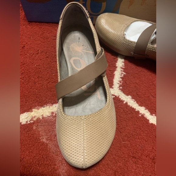 OTBT Salem size 5.5 GUC - Picture 2 of 14